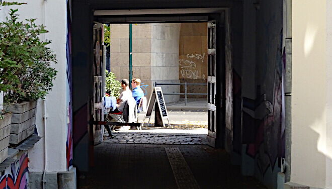 Blick durch eine Toreinfahrt vom Hof auf die Straße