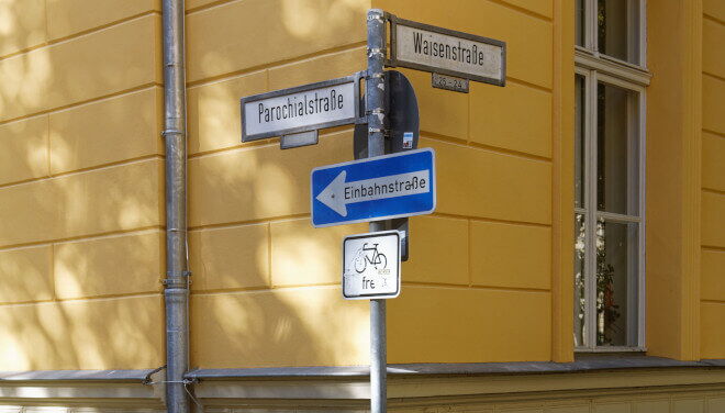 Gebäudeecke mit Schildern der Straßennamen