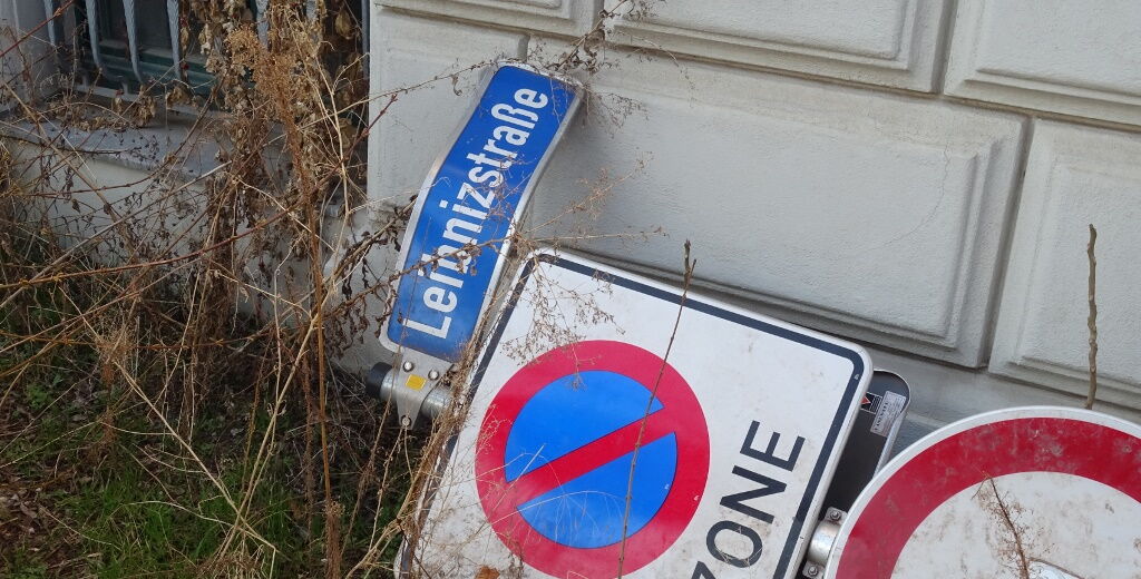 Foto: Straßenschild für Sanierungsarbeiten vor die Hauswand gelegt