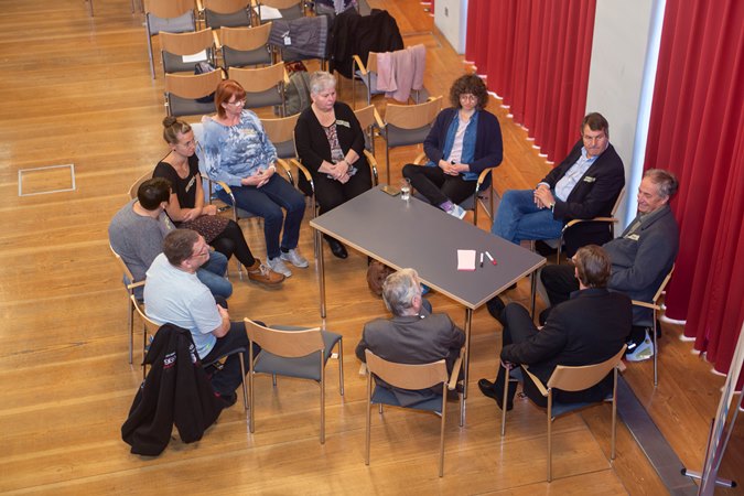 Foto: Blick von oben auf den Stuhlkreis einer Arbeitsgruppe, SCSD-Fachtag 2019