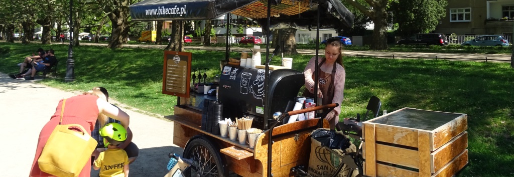 Foto eines Bike-Cafe in städtischer Parkanlage