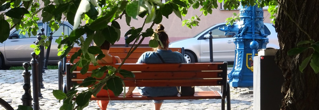 Szene in Innenstadt Stettins: Junge Frauen auf Straßenbank