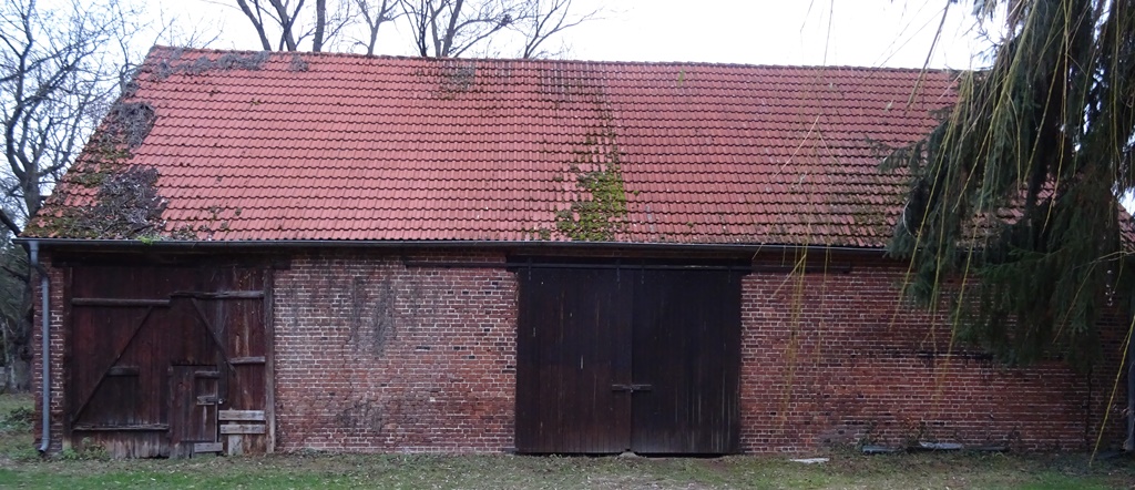 Foto: Rückwärtige Schneune am Drei-Seiten-Hof