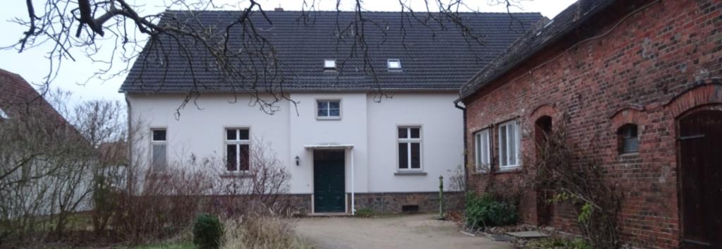 Foto: Pfarrhaus Groß Breesen und Scheune vom Garten aus gesehen