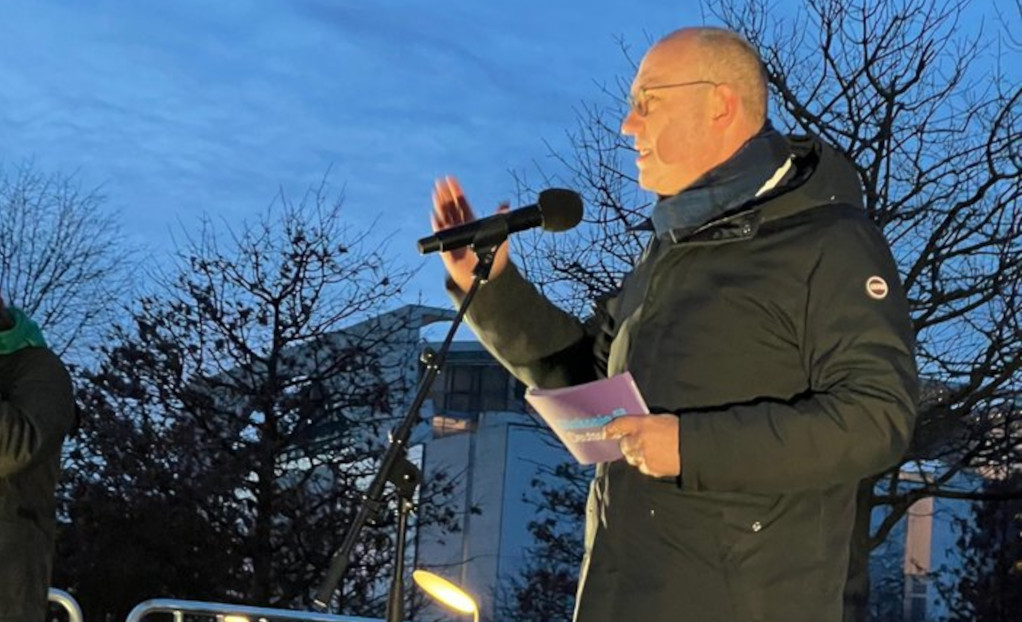 Foto: Diakoniepräsident auf Rednerpodium