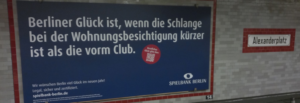 "Berliner Glück ist, wenn die Schlange bei der Wohnungsbesichtigung kürzer ist als die vorm Club." Foto: S-Bahnhof Alexanderplatz 2021