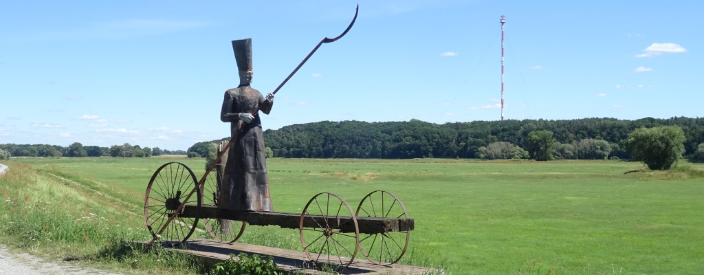 Skulptur "Sensenmann", Mödlich am Elbufer, 2020