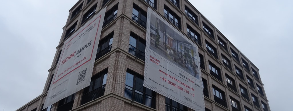 Foto: Werbebanner an Neubau im Technik-Campus Berlin-Siemensstadt