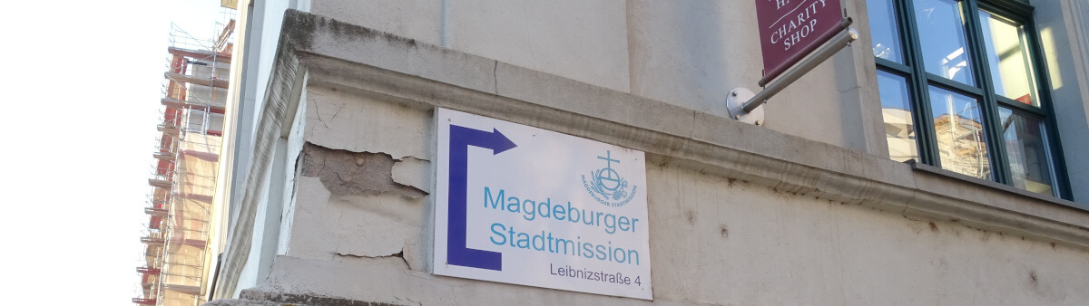Foto: Wegweiser zur Stadtmission Magdeburg an Hausfassade