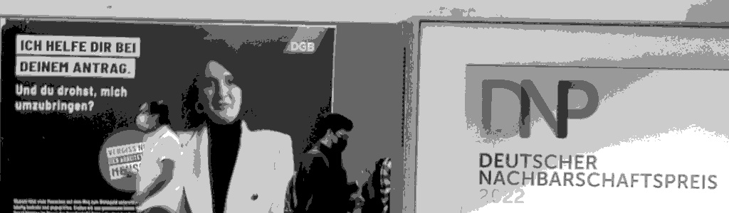 Foto: Werbeplakat "Ich helfe Dir .." in U-Bahn-Station Berlin 2022