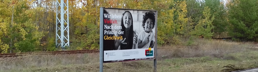 Foto: Werbeplakat "Wir leben Vielfalt", S-Bahnhof Schönefeld, 2019