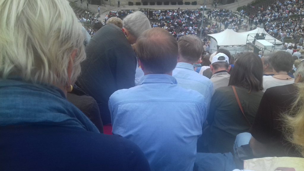 Foto: Blick über Konzertbesucher_innen der Waldbühne Berlin hinunter zu Orchester