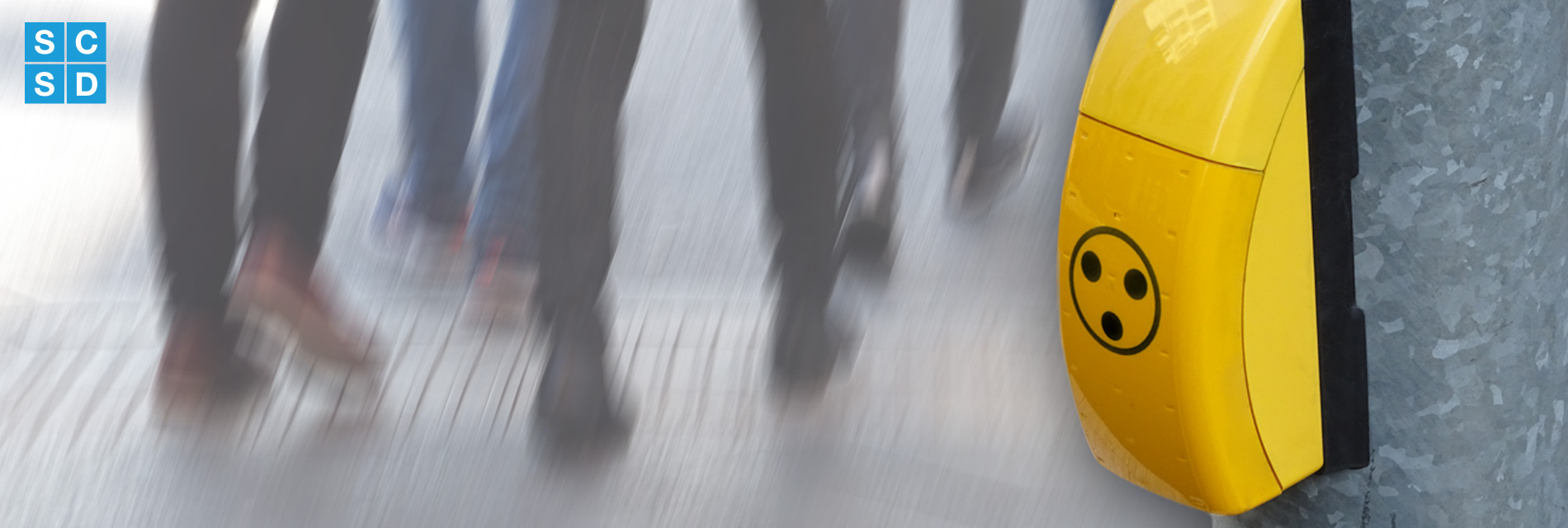 Foto: Thema Barrierefrei - Fussgaenger und Blindenampel